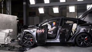 Tesla навчила свої камери передбачати аварію — і встигати надути подушки до удару