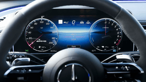 Mercedes відкликає 144 тисячі авто: дисплей гасне прямо під час руху